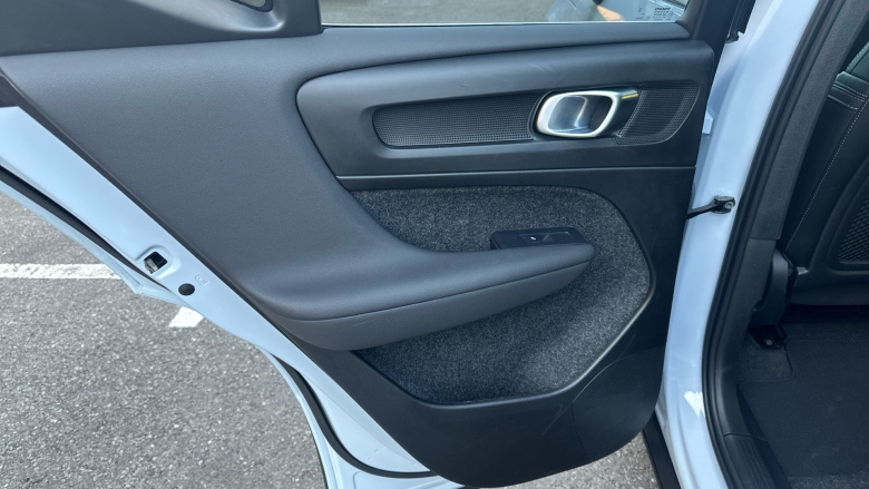 Volvo XC40 2.0 B4P Ultra Dark 5dr Auto Petrol Estate